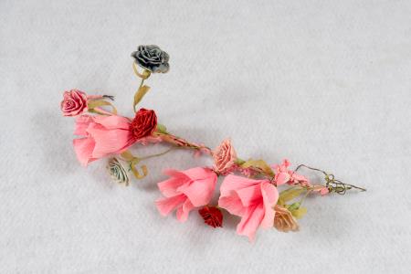 »Krenclček« iz suhih rož, delo Marije Žgajnar, krep papir.